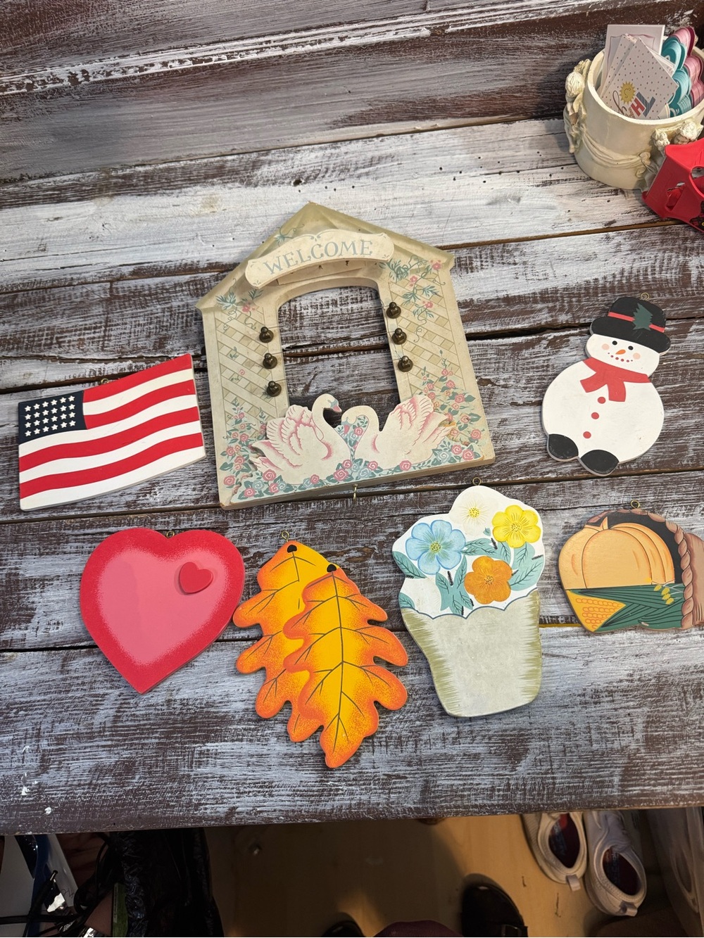 Welcome Swan Decorative Wall Decor with Changeable Holiday/Season Hangers